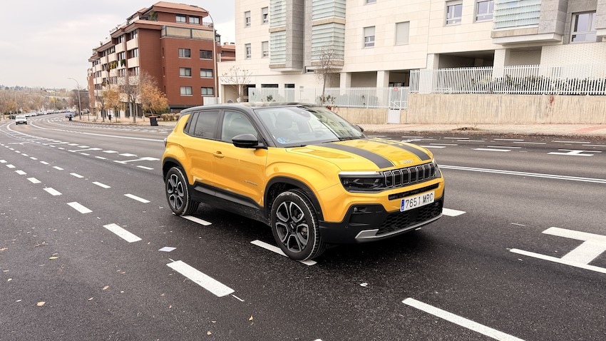 JEEP-AVENGER-CIRCULANDO-FRENTE Jeep Avenger Summit MHEV 100 CV: el pequeño SUV que se hace grande en estilo y eficiencia