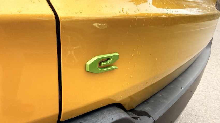 JEEP-AVENGER-EMBLEMA-E Jeep Avenger Summit MHEV 100 CV: el pequeño SUV que se hace grande en estilo y eficiencia