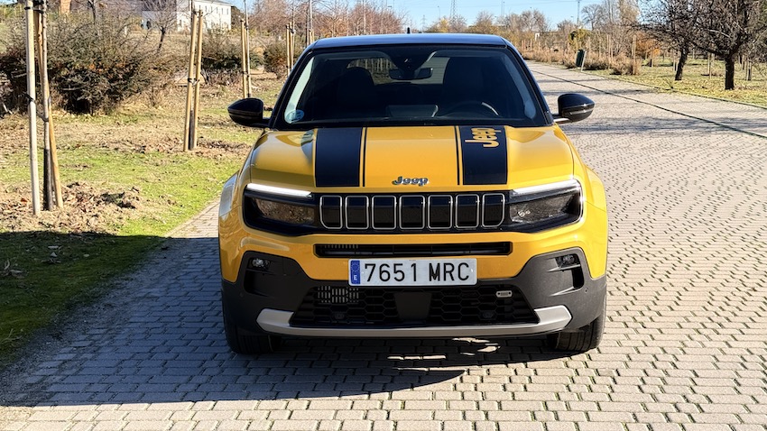 JEEP-AVENGER-FRONTAL Jeep Avenger Summit MHEV 100 CV: el pequeño SUV que se hace grande en estilo y eficiencia