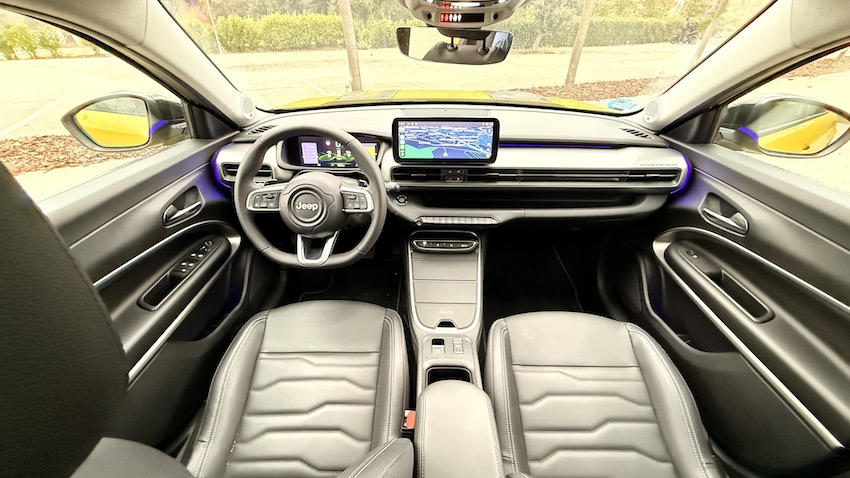 JEEP-AVENGER-INTERIOR Jeep Avenger Summit MHEV 100 CV: el pequeño SUV que se hace grande en estilo y eficiencia