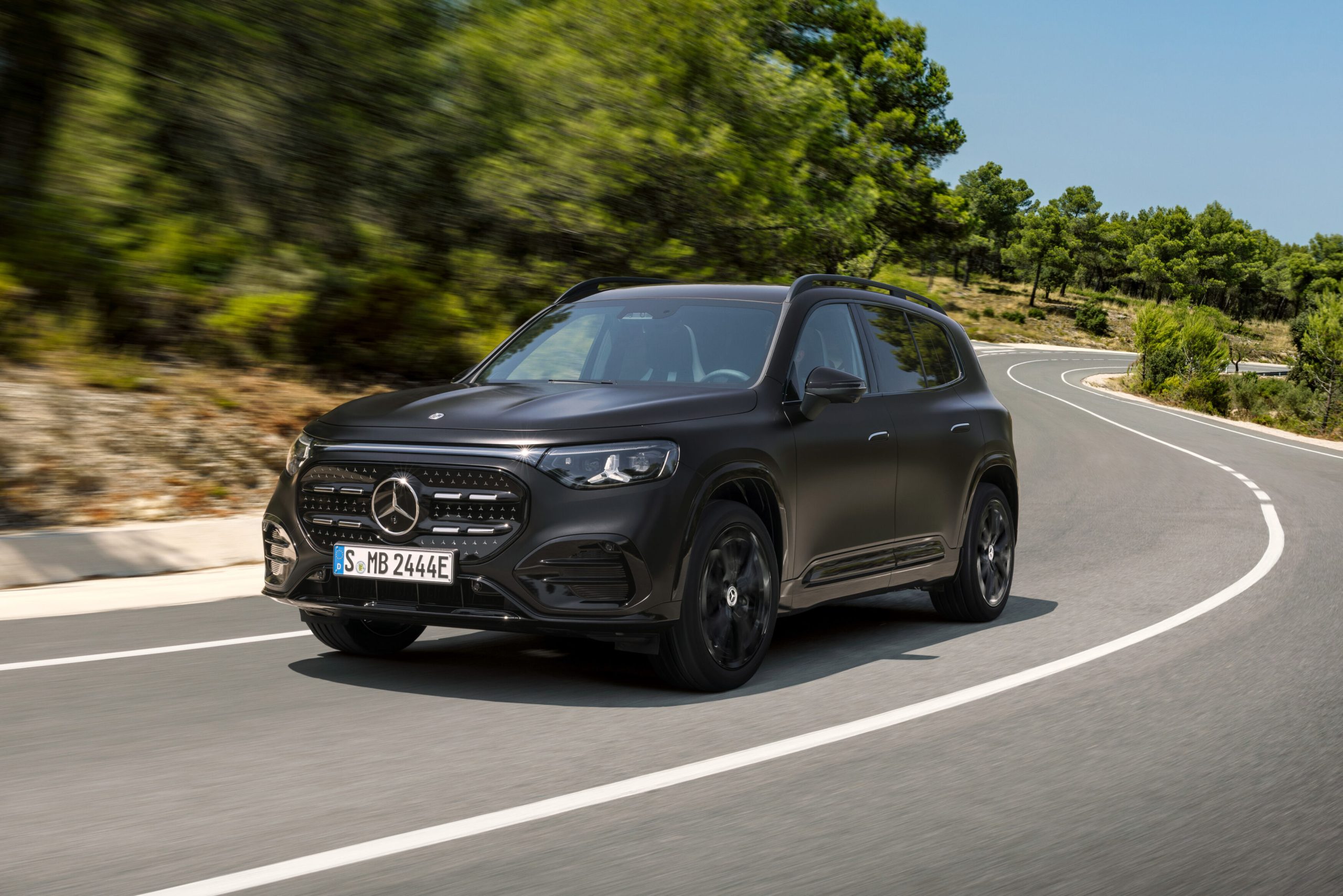 Mercedes-Benz GLB eléctrico circulando en carretera