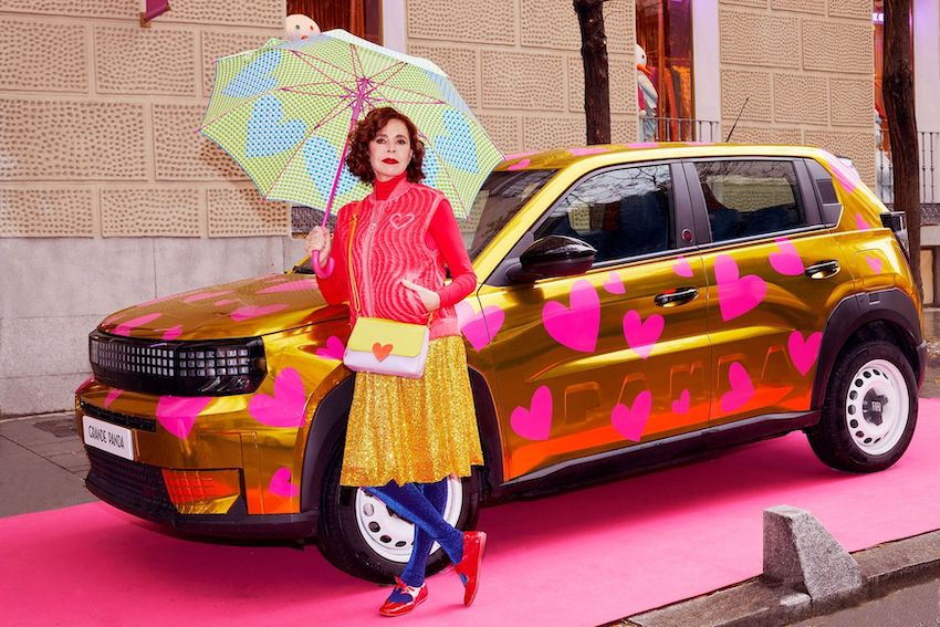 “Mi universo de color encaja a la perfección con la potente personalidad del Nuevo Fiat Grande Panda”. Con esta afirmación, Agatha Ruiz de la Prada resume el espíritu de una colaboración que va mucho más allá de una simple acción de imagen. FIAT y la diseñadora madrileña unen dos mundos creativos con un ADN común: el diseño entendido como lenguaje universal, el color como actitud vital y la alegría como forma de relacionarse con el entorno urbano. La creadora ha sido la encargada de dar vida a una versión única y exclusiva del Nuevo Fiat Grande Panda, transformándolo en una auténtica pieza de diseño rodante. Su inconfundible sello creativo se plasma en la carrocería a través de un impactante patrón de corazones rosas sobre un fondo dorado, una combinación que convierte al vehículo en una joya contemporánea cargada de simbolismo. No se trata solo de un ejercicio estético, sino de una declaración clara de la nueva filosofía de FIAT: una movilidad emocional, optimista y accesible que celebra el diseño sin complejos. Agatha Ruiz de la Prada, embajadora del Nuevo Fiat Grande Panda, ha reinterpretado el espíritu del mítico Panda original desde una mirada moderna, sostenible y con un marcado aire ochentero. Todo ello bajo el concepto de la ‘Nueva Dolce Vita’, con el que la marca italiana reivindica su regreso a los valores esenciales: la sencillez, el diseño inteligente y el placer de disfrutar de las pequeñas cosas del día a día. Esta visión creativa conecta de forma natural con el carácter libre, urbano y vital del nuevo modelo. La afinidad entre la diseñadora y FIAT resulta evidente en una propuesta que combina innovación tecnológica, nostalgia, tradición y un diseño rompedor. Ruiz de la Prada se muestra especialmente entusiasmada con el proyecto, subrayando que compartir universo creativo con una marca italiana tan ligada al diseño es, en sí mismo, un motivo de celebración. “Colaborar con una marca como FIAT, cuya esencia es el diseño, y comprobar que nuestros universos de color, alegría y optimismo encajan a la perfección es un motivo de celebración. Pero no hay que olvidar otra intención común en nuestras creaciones: el espíritu práctico, la elegancia útil, capaz de hacer el día más fácil y agradable a cualquiera, como puede comprobarse con solo darse una vuelta en el Nuevo Fiat Grande Panda”, afirma la diseñadora. Desde FIAT España, Carlos Adán, director de Comunicación de FIAT y Abarth, destaca los valores compartidos entre el modelo y su nueva embajadora. El diseño, la fuerte personalidad y la apuesta decidida por formas originales y patrones icónicos son elementos que unen a ambas partes y que se han convertido en señas de identidad reconocibles a primera vista. “Nuestra intención es llevar el diseño y el estilo a la calle y reforzar nuestro liderazgo como la marca de la alegría, el color y el optimismo. Tanto Agatha como nosotros compartimos una visión desenfadada de la vida, que se traduce en creaciones inconfundibles que despiertan simpatía y marcan tendencia. En este caso, es evidente que Agatha y el Fiat Grande Panda comparten un mismo enfoque: diseño original, funcionalidad, accesibilidad y una identidad única”, explica Adán, recordando además que FIAT es la expresión de la Dolce Vita, entendida como el placer de vivir sin prisas. El Nuevo Fiat Grande Panda representa la evolución de un icono histórico adaptado a la ciudad contemporánea. Compacto, versátil y pensado para la movilidad urbana, combina un diseño robusto y geométrico con soluciones inteligentes que priorizan la funcionalidad sin renunciar al estilo. Su reinterpretación del espíritu ochentero conecta con la nostalgia desde una mirada moderna, tecnológica y sostenible. El interior destaca por su amplitud, soluciones prácticas y una estética basada en líneas limpias y detalles distintivos. El Grande Panda se posiciona así como un vehículo pensado para quienes buscan personalidad, facilidad de uso y coherencia con un estilo de vida dinámico y consciente. Un coche que no solo responde a las exigencias actuales de movilidad, sino que se convierte en una extensión del estilo personal de su conductor. Con esta colaboración, FIAT reafirma su ADN profundamente ligado al diseño italiano y al uso del color como elemento identitario. Una filosofía que se refleja tanto en su renovado logotipo, inspirado en los colores de algunos de los paisajes más icónicos de Italia, como en una gama de hasta 30 tonalidades vibrantes. Colores con nombres evocadores como Blanco Gelato, Naranja Sicilia, Azul Dipinto di Blu, Verde Foresta o Rose Gold refuerzan una apuesta clara por una movilidad más expresiva, optimista y llena de personalidad, dejando atrás los tonos grises para celebrar la vida en movimiento.