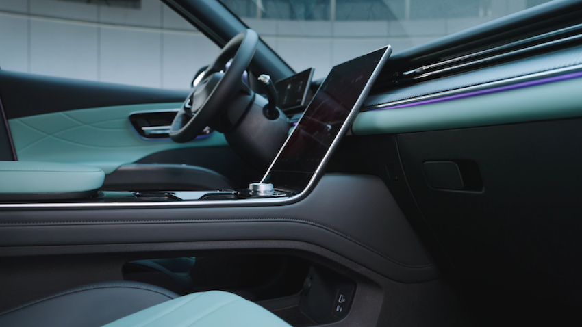 Interior del LEPAS L8 con diseño SKYLINE Cabin y pantalla central tipo cascada