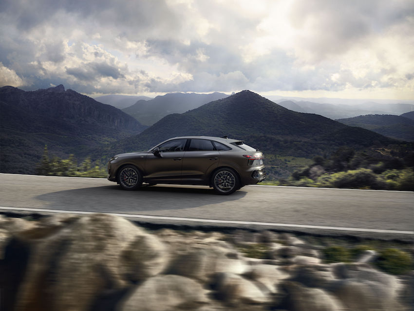 SUV coupé premium circulando por carretera de montaña