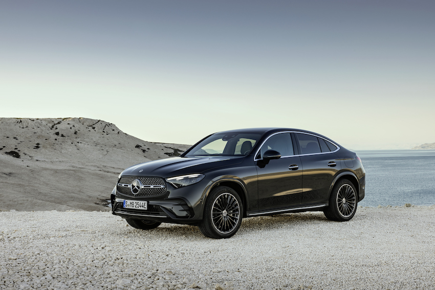 Mercedes-Benz GLC Coupé circulando en entorno costero, SUV premium entre los más vendidos en España en 2025