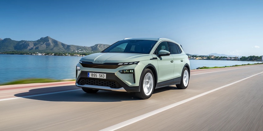 Škoda Elroq SUV eléctrico circulando junto a un entorno costero