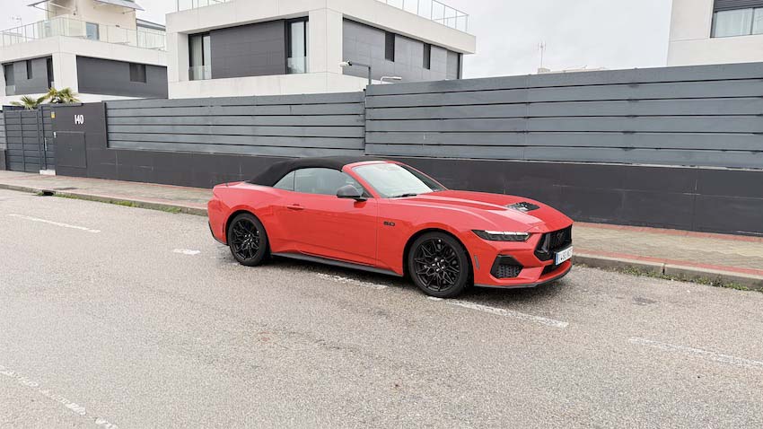 Ford-Murstang-GT-en-carretera-de-frente Ford Mustang GT Convertible V8: el último gran icono americano a cielo abierto