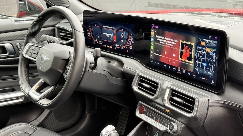 Ford-Murstang-GT-pantallas-digitales Ford Mustang GT Convertible V8: el último gran icono americano a cielo abierto