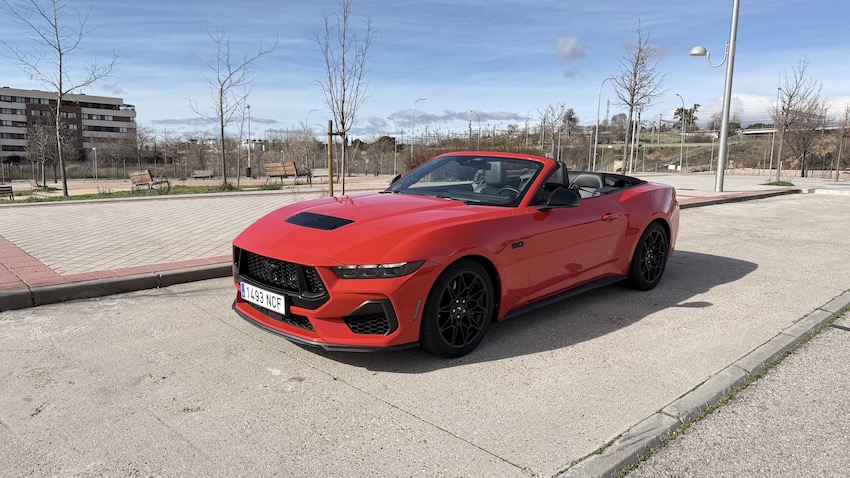 Ford-Murstang-GT-vista-lateral-de-frente Ford Mustang GT Convertible V8: el último gran icono americano a cielo abierto