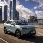 OMODA 7 SHS híbrido enchufable en entorno urbano