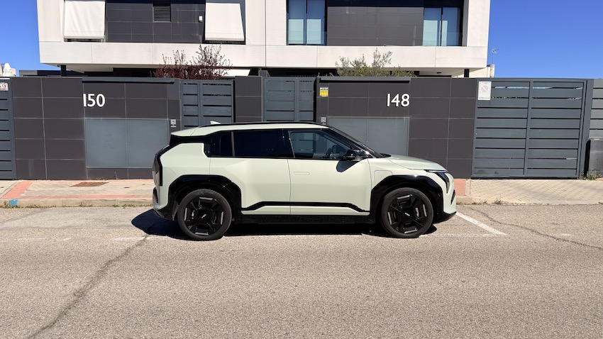 KIA-EV3-lateral-del-vehiculo Prueba Kia EV3 GT-Line 2025 — El SUV eléctrico compacto que acerca el futuro: 81,4 kWh, hasta 563 km WLTP y diseño rompedor
