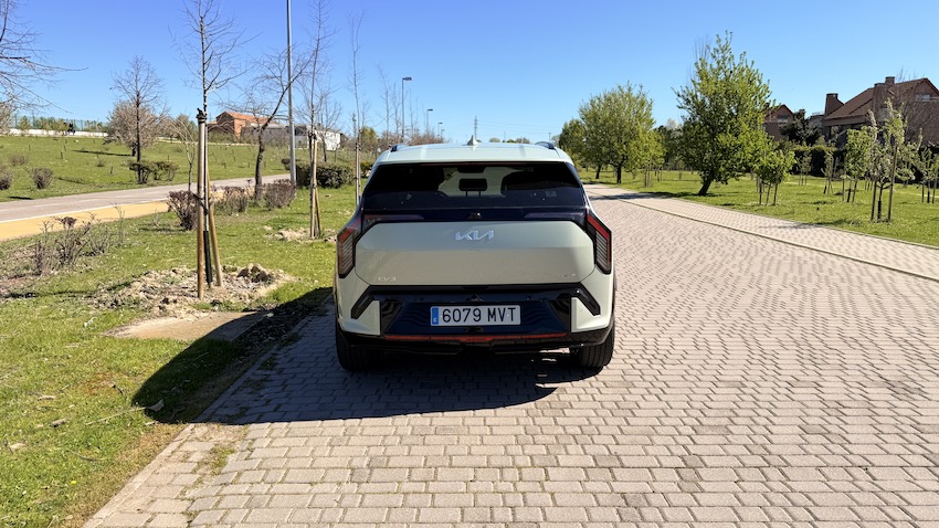 KIA-EV3-parte-trasera Prueba Kia EV3 GT-Line 2025 — El SUV eléctrico compacto que acerca el futuro: 81,4 kWh, hasta 563 km WLTP y diseño rompedor