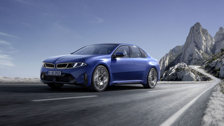 Nuevo BMW i3 azul en carretera, la nueva berlina eléctrica de la Neue Klasse