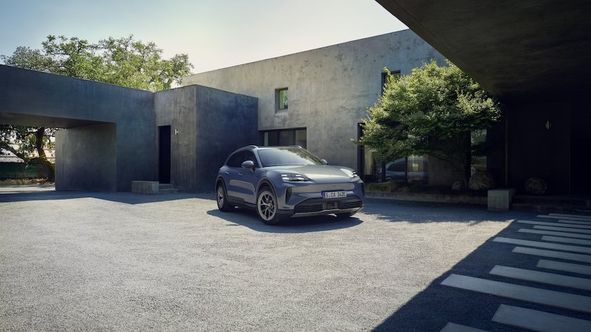 Porsche Cayenne S Electric SUV eléctrico premium estacionado frente a arquitectura moderna