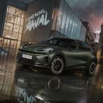 Nuevo CUPRA Raval en vista frontal tres cuartos sobre suelo mojado