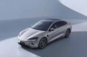 Vista delantera lateral del BYD SEAL 2026 con diseño aerodinámico y carrocería de berlina eléctrica