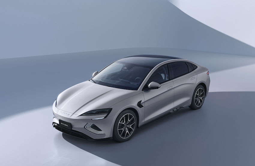 Vista delantera lateral del BYD SEAL 2026 con diseño aerodinámico y carrocería de berlina eléctrica