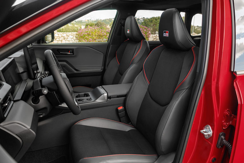 2026_rav4phev_grs_emotionalred_interior_039 Toyota RAV4 inicia una nueva etapa en España con su sexta generación