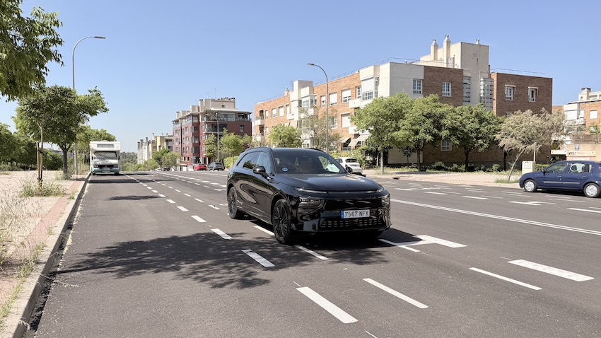 Al-volante-desde-delante-en-ciudad Prueba XPENG G9 AWD Performance: carga ultrarrápida