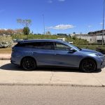 Perfil lateral del BYD SEAL 6 DM-i Touring durante la prueba, mostrando su diseño familiar híbrido enchufable