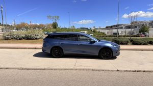 Perfil lateral del BYD SEAL 6 DM-i Touring durante la prueba, mostrando su diseño familiar híbrido enchufable