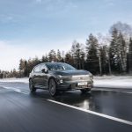 Volvo EX60 circulando en carretera con diseño frontal moderno y enfoque en seguridad avanzada