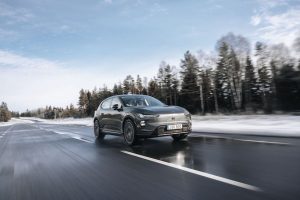 Volvo EX60 circulando en carretera con diseño frontal moderno y enfoque en seguridad avanzada