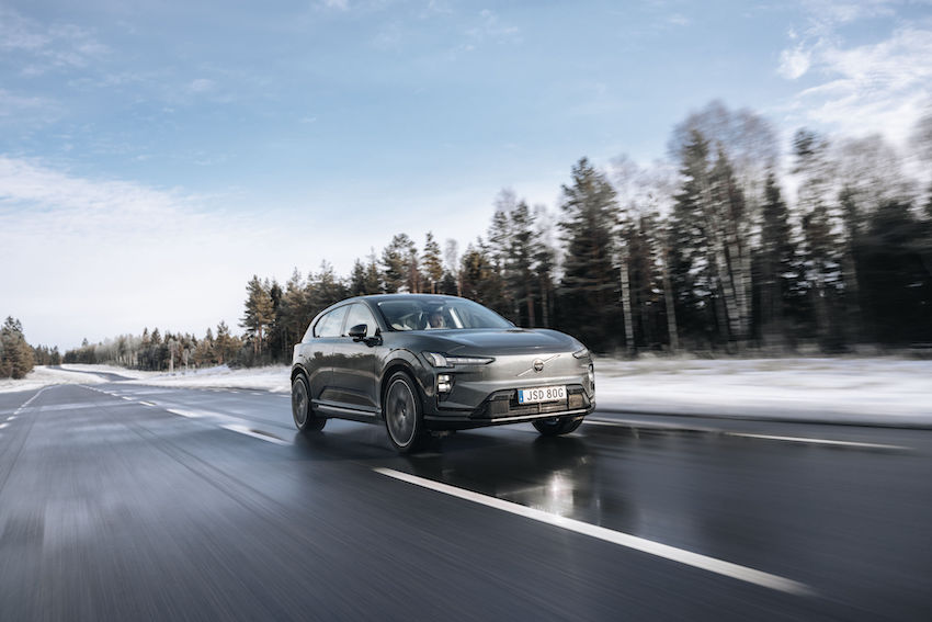 Volvo EX60 circulando en carretera con diseño frontal moderno y enfoque en seguridad avanzada