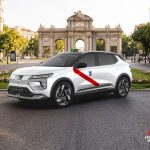 Mitsubishi Eclipse Cross EV preparado como taxi de Madrid frente a la Puerta de Alcalá
