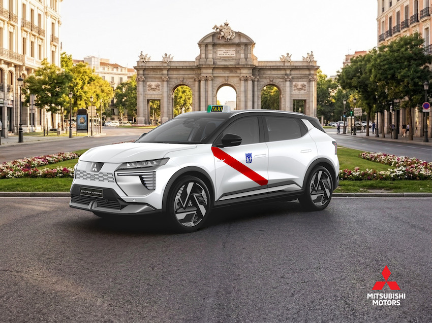 Mitsubishi Eclipse Cross EV preparado como taxi de Madrid frente a la Puerta de Alcalá