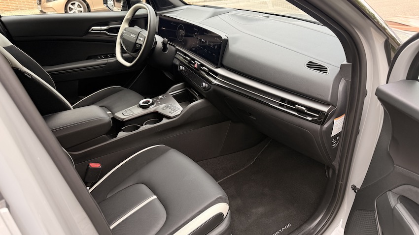 Kia-Sportage-interor Comparativa: Toyota Corolla Cross vs Kia Sportage Hybrid