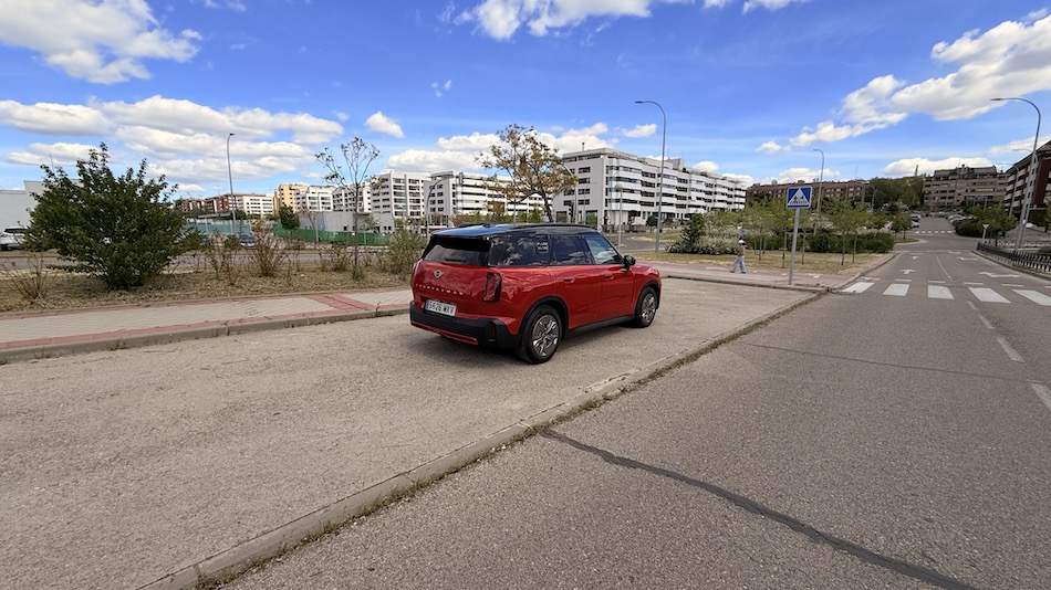 MINI-EN-CARRETERA Probamos el MINI Countryman eléctrico: el MINI que ha crecido hasta convertirse en un SUV premium con personalidad propia
