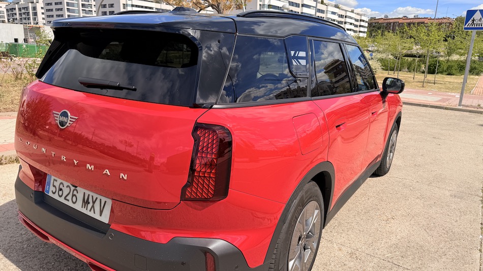 MINI-PARADO-DESDE-ATRAS Probamos el MINI Countryman eléctrico: el MINI que ha crecido hasta convertirse en un SUV premium con personalidad propia