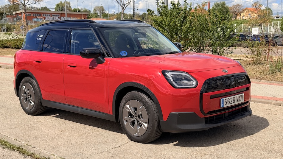 MINI-PARADO Probamos el MINI Countryman eléctrico: el MINI que ha crecido hasta convertirse en un SUV premium con personalidad propia