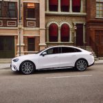 Perfil lateral del Mercedes-Benz Clase C eléctrico con silueta coupé