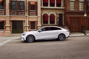 Perfil lateral del Mercedes-Benz Clase C eléctrico con silueta coupé