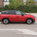 Mini Countryman parado en la ciudad