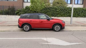 Mini Countryman parado en la ciudad