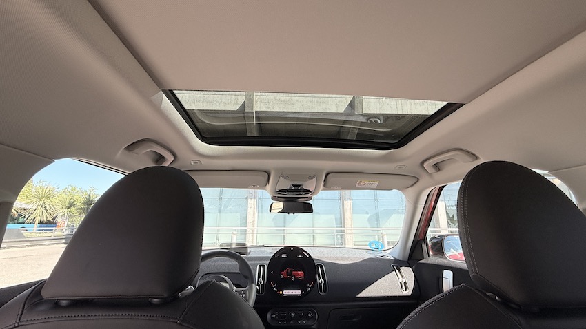 Mini-Countryman-techo-solar-1 Probamos el MINI Countryman eléctrico: el MINI que ha crecido hasta convertirse en un SUV premium con personalidad propia