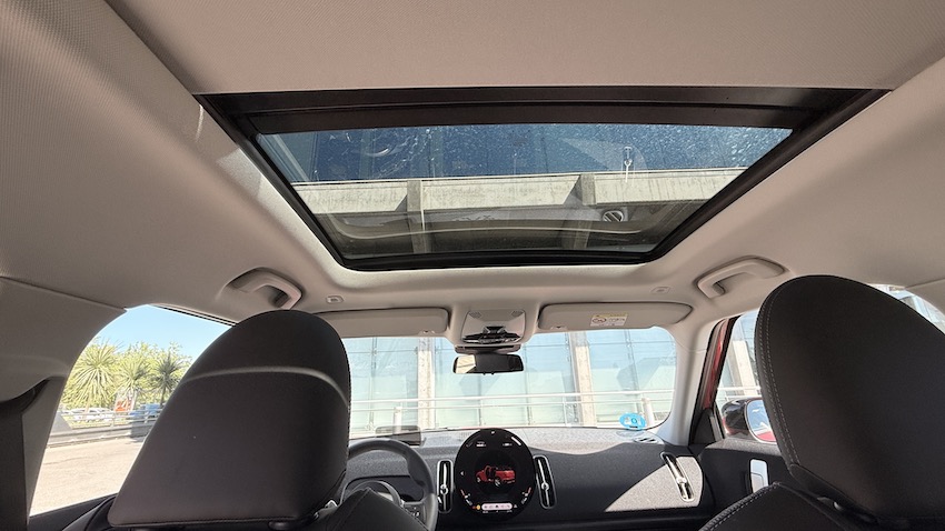 Mini-Countryman-techo-solar-2 Probamos el MINI Countryman eléctrico: el MINI que ha crecido hasta convertirse en un SUV premium con personalidad propia