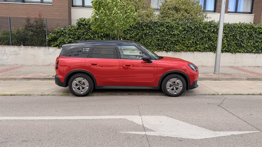 Mini Countryman parado en la ciudad