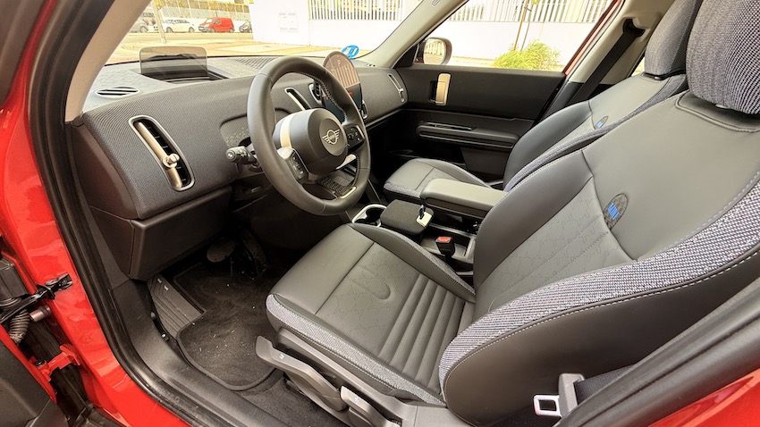 Mini-Countyman-e-asientos-delanteros Probamos el MINI Countryman eléctrico: el MINI que ha crecido hasta convertirse en un SUV premium con personalidad propia