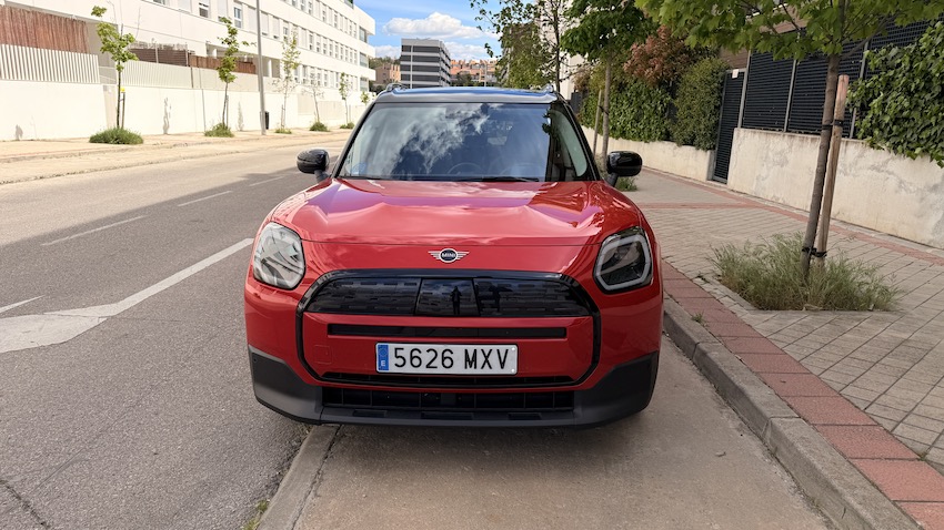 Mini-Countyman-e-frontal-cerca Probamos el MINI Countryman eléctrico: el MINI que ha crecido hasta convertirse en un SUV premium con personalidad propia