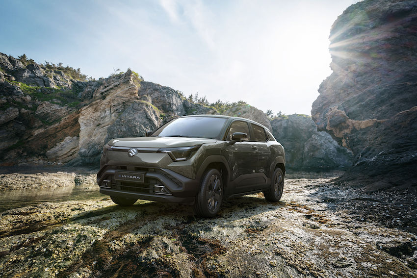Suzuki_E-Vitara-cirulando-en-campo Suzuki e VITARA: así es el nuevo eléctrico de la marca con esencia SUV y ADN 4x4