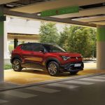 Suzuki e VITARA eléctrico aparcado en color rojo con carrocería bitono