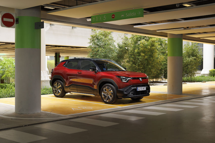 Suzuki e VITARA eléctrico aparcado en color rojo con carrocería bitono