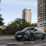 Nuevo CUPRA Raval eléctrico urbano circulando por la ciudad