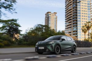 Nuevo CUPRA Raval eléctrico urbano circulando por la ciudad