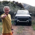 Jesús Calleja posando delante del Santana 400 PHEV