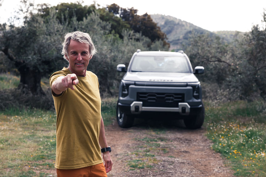 Jesús Calleja posando delante del Santana 400 PHEV
